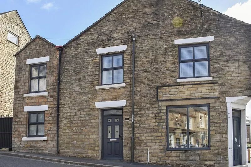 A large and spacious apartment located in Glossop market town on the edge of