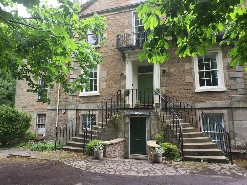 Historic Apartment in Colinton Village with Car Parking