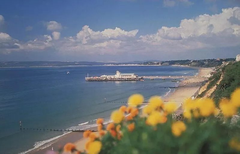 BOURNECOAST: Delightful property situated near charming area of Mudeford -HB5666