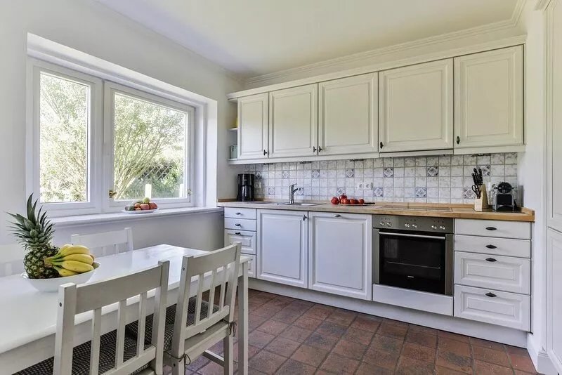 Beautiful thatched house for 6 pers. with sea view, garden, WLAN, pets allowed.