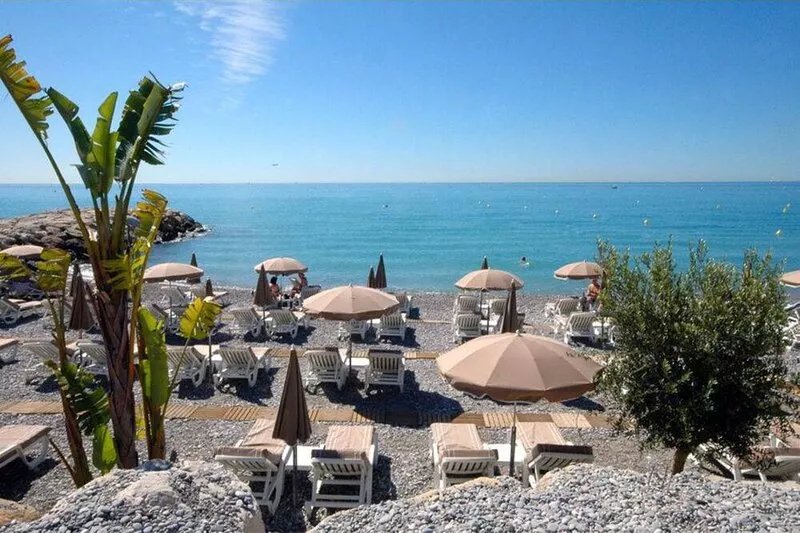 Beautiful property, at the foot of St Paul de Vence, 3 houses, 15p/land with