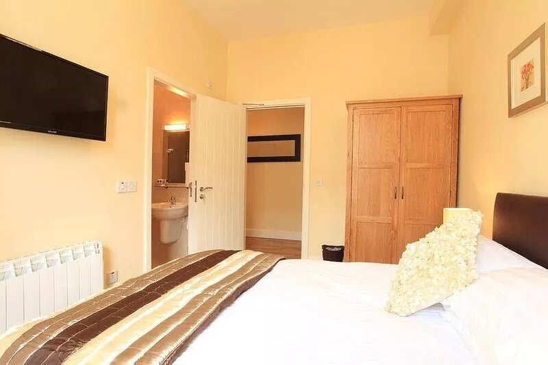 A 2 bed apartment that sleeps 4 guests  in 2 bedrooms