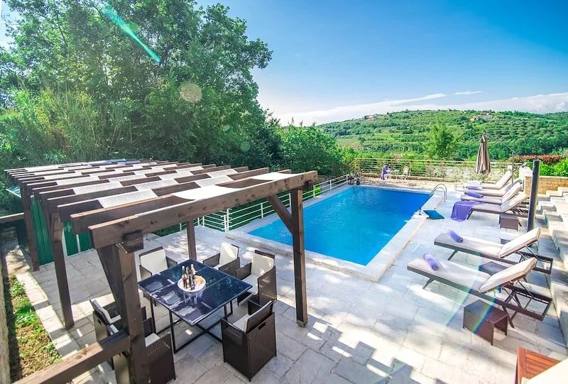 Beautiful villa with swimming pool, grill, wifi, PlayStation 3, free WiFi