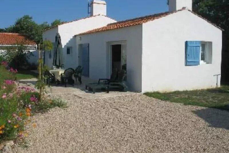 Comfortable house with nice garden between sea and forest, all on foot!