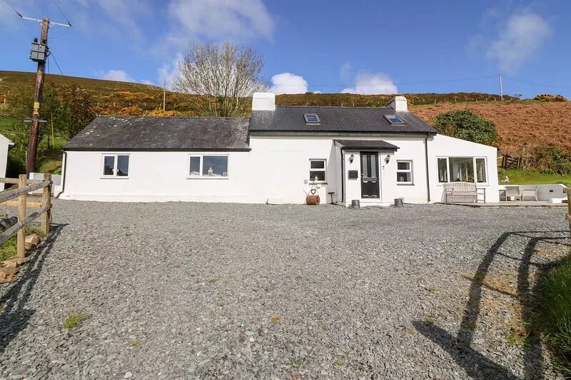 PENNANT COTTAGE, pet friendly, with a garden in Llithfaen