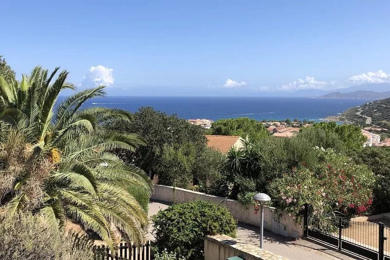 Maison ile rousse, 3 bedrooms, sea view, air conditioning, pleasant exterior.