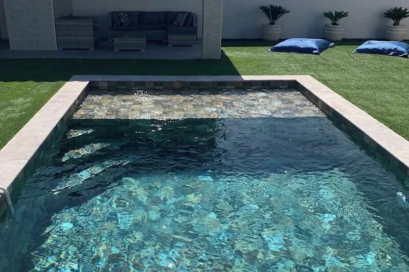 Quiet, modern villa with heated pool, terrace and pétanque court