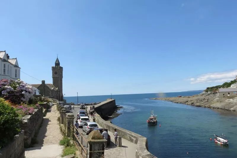 Holiday House 400M walk to beach & 100M to harbour with private Sunny Garden.