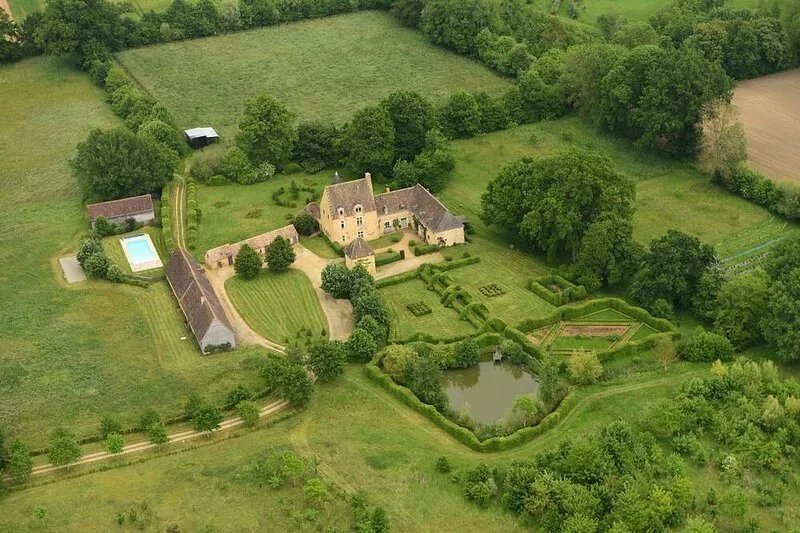Detached house, quiet location, swimming pool, fishing, sleeps 8