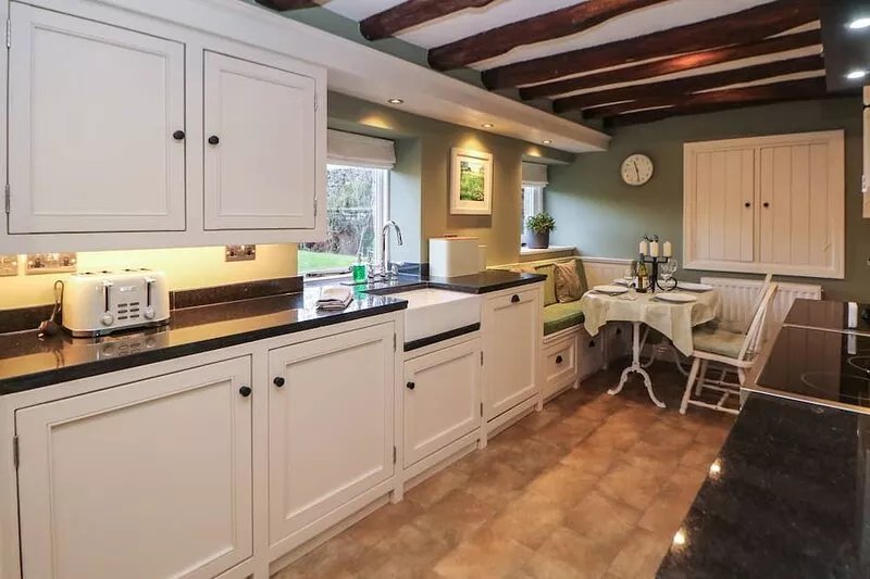 DALE VIEW COTTAGE, pet friendly, character holiday cottage in Winster