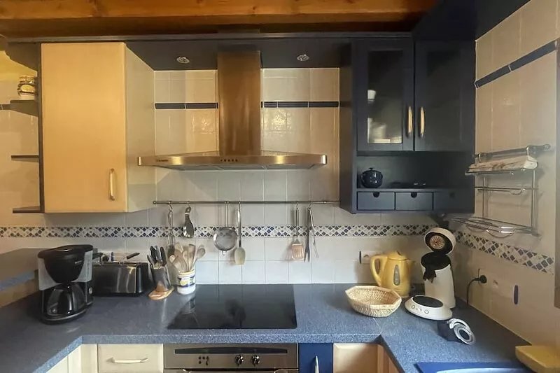 Beautiful wooden Chalet, lake view, sauna, 200m ski slopes, 5' center, 12+ per