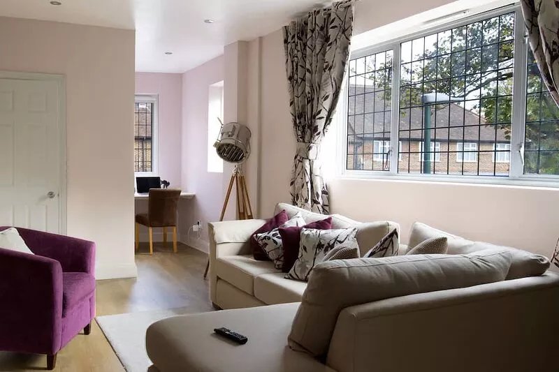 35 min from London Victoria / 2-Bedrooms Flat in the Heart of Cheam Village