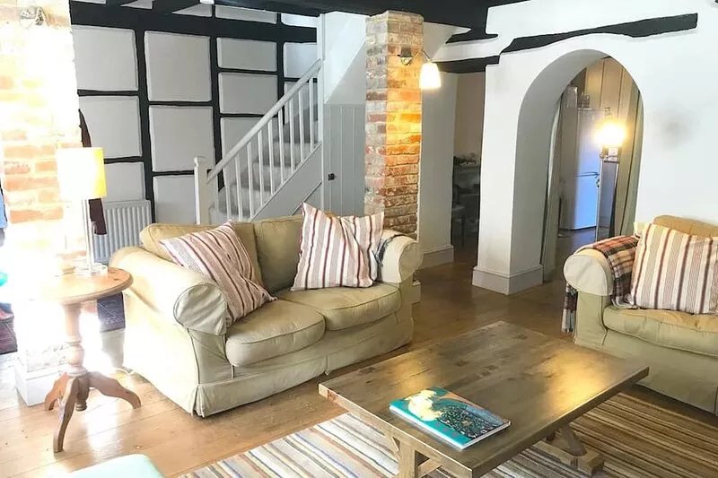 Historic cottage in the heart of Shaftesbury's Saxon area -  town and country.