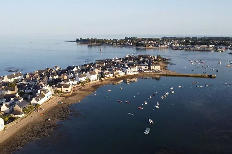 ILE TUDY HOUSE EXCEPTIONAL LOCATION BY THE WATER
