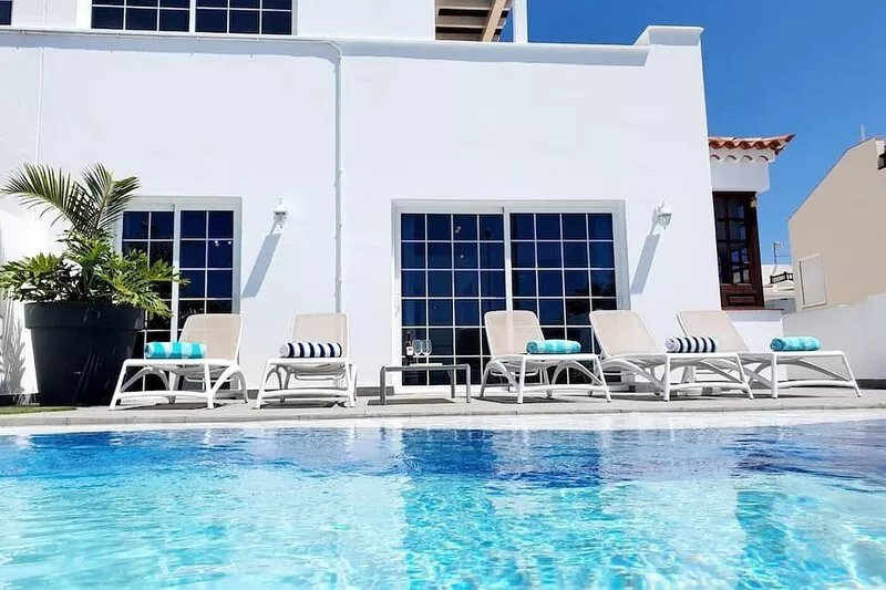 Bright and airy spacious three bedroom Holiday Home with private pool