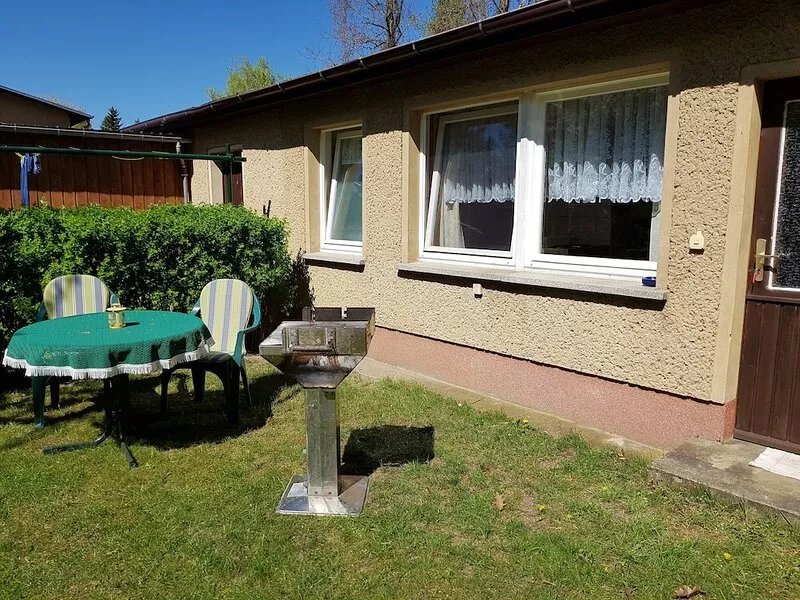 small, inexpensive bungalow / accommodation nearby v Berlin S-Bahn connection