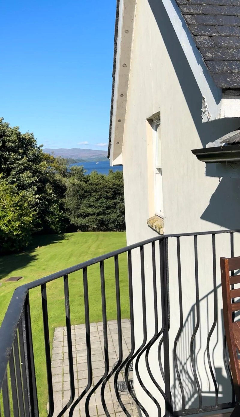 Benoch Lomond Castle - sleeps 4 guests  in 2 bedrooms