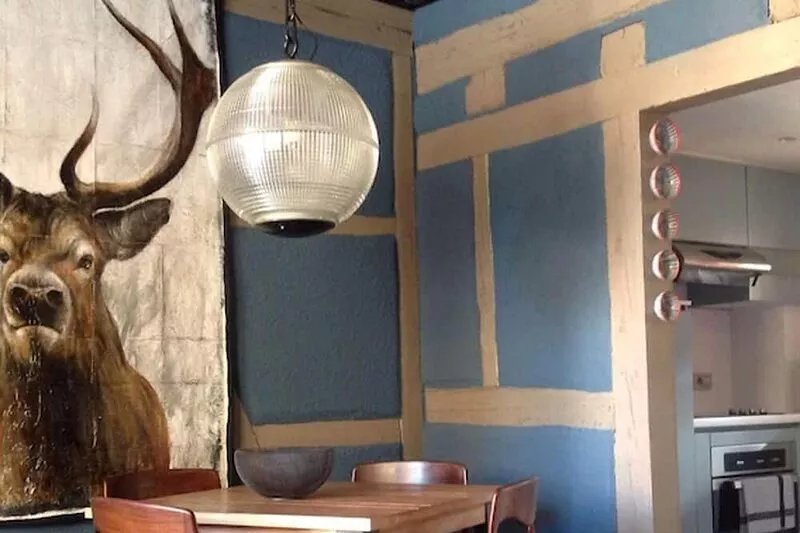 Bois & Velours Équilibre Parfait Entre le Charme Alsacien et le Caractère Déco
