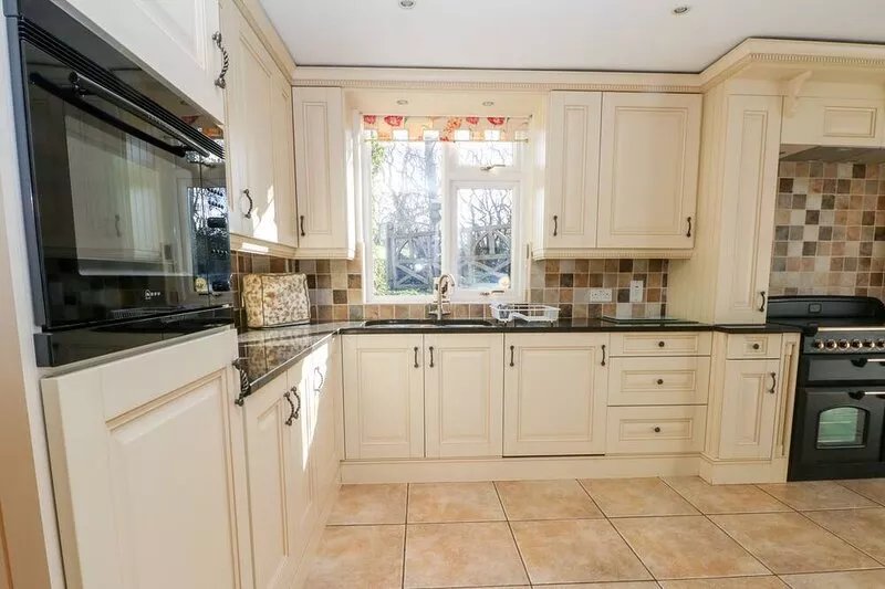 THE OLD CROFT, pet friendly, character holiday cottage in Hartington