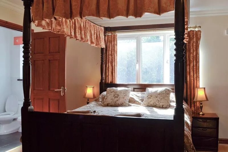6 bedroom accommodation in Glanaman, near Llandeilo