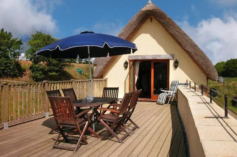 THE COTTAGE, pet friendly, with pool in Sampford Courtenay