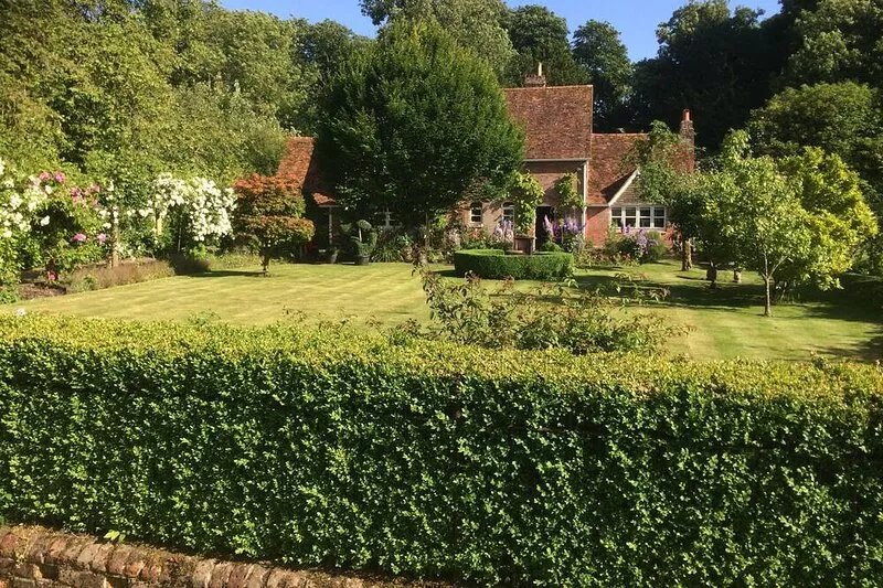 Charming country cottage in a very quiet village in Dorset. 5  double bedrooms.