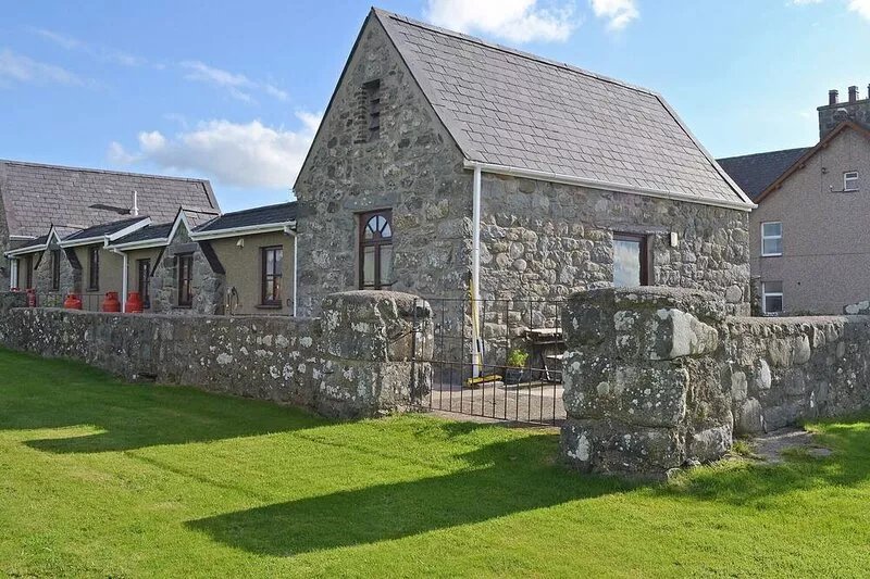 2 bedroom accommodation in Llanystumdwy, near Criccieth