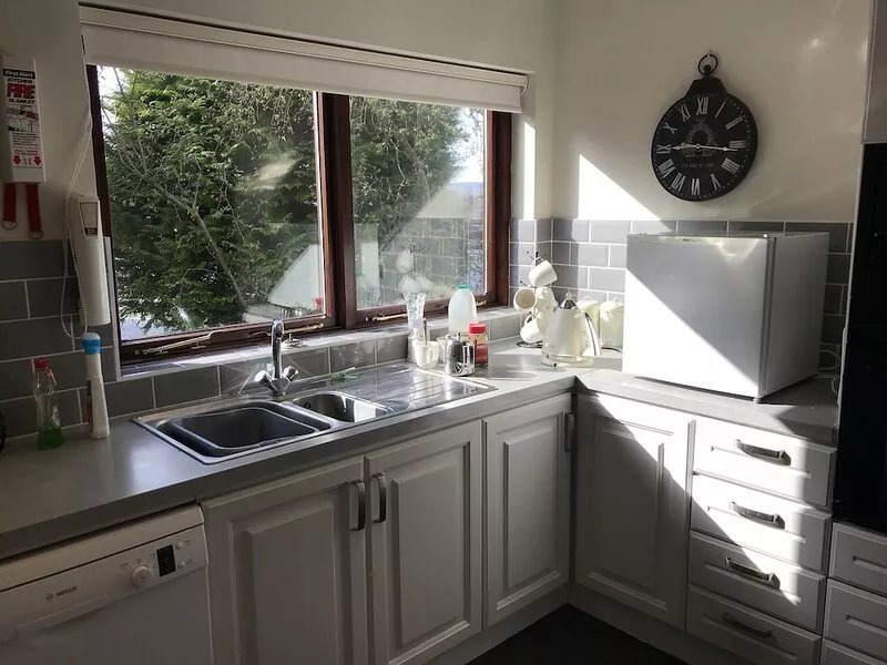 Detached House. Garden. Adj Shared Pool Spa. Balcony Views .Priv Parking.Fire