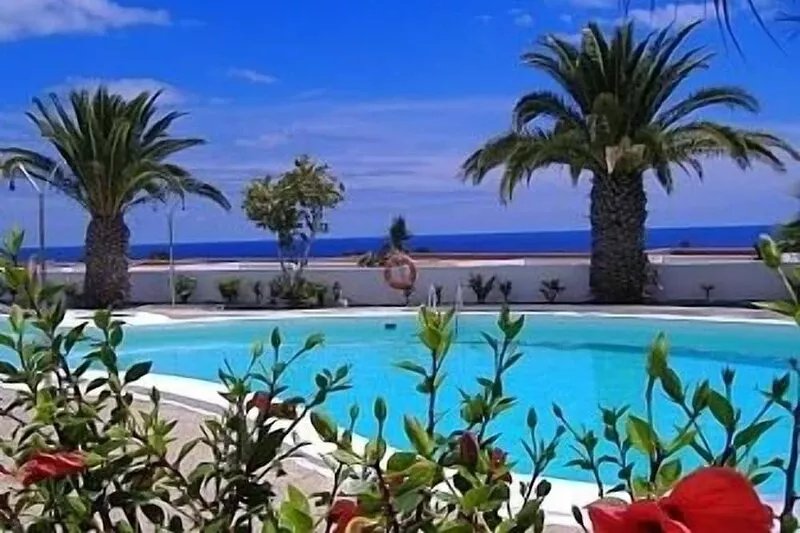 Sea view apartment with free wifi, satellite tv, AirCon & 7mins walk to beaches