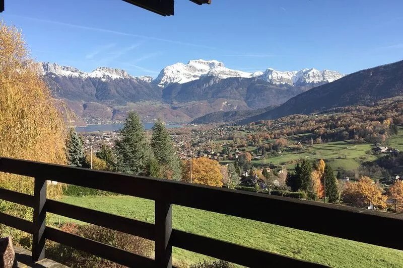 90m² chalet overlooking Lake Annecy