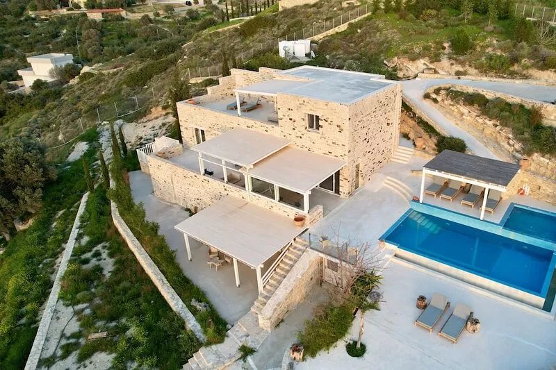 Holiday villa in top location with sea view, infinitypool and beautiful sunset