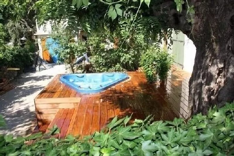 House with shaded terrace and optional spa in NÎMES