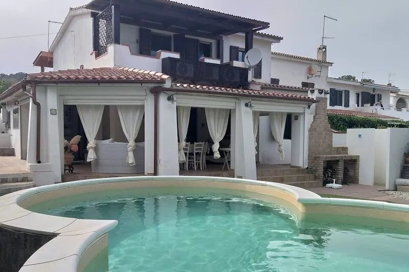 Villa with housekeeper 200 m from the sea in Porto Columbu (1 km from Pula)