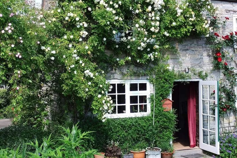 Ancient Detached Stone Cottage in Shakespeare Country