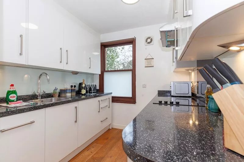 Vibrant & Bright City Centre Apartment!