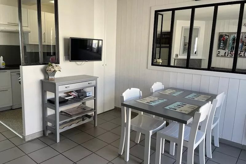 House with sunny courtyard close to port, shops and beach