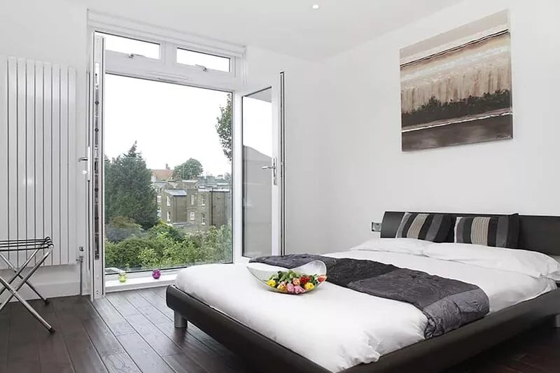 Two bedroom flat with Juliet Balcony 3 min to Tube