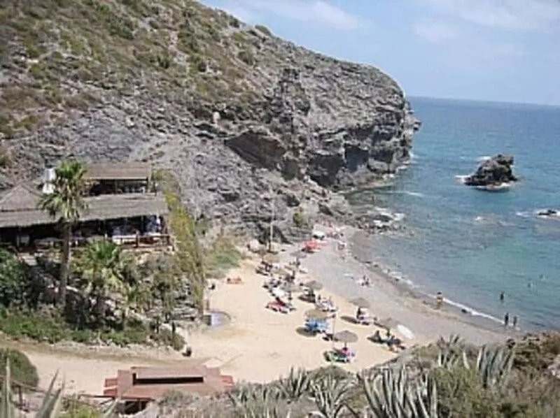 Airy and spacious with a quiet balcony  - 2mins to the pool and