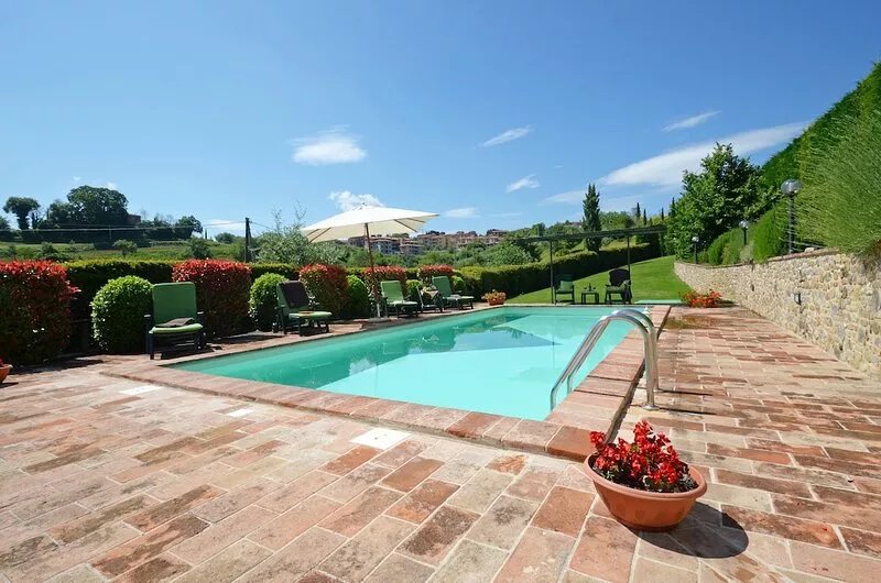 PRIVATE LUXURY VILLA WITH SWIMMING POOL AND HEATED JACUZZI