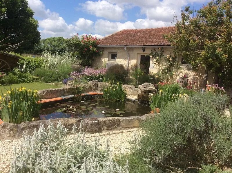 Cosy, pet friendly cottage for 2 in pretty countryside