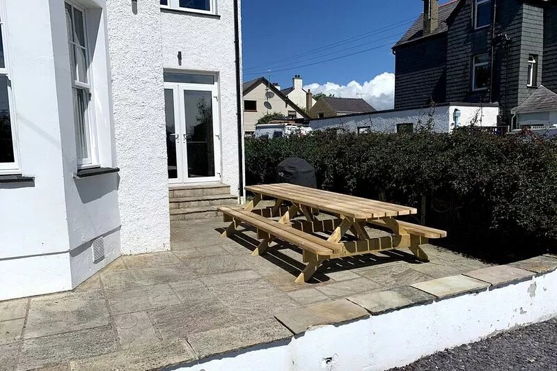 Large beautifully renovated family house with sea views, 500m to Abersoch beach