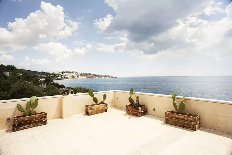 DETACHED VILLA WITH POOL AND DIRECT ACCESS TO THE SEA IN SALENTO