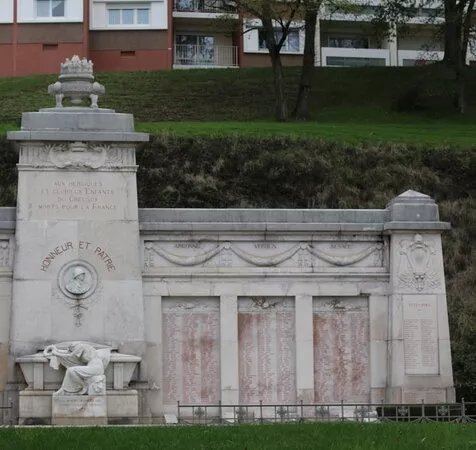 Le Monument Aux Morts Du Creusot