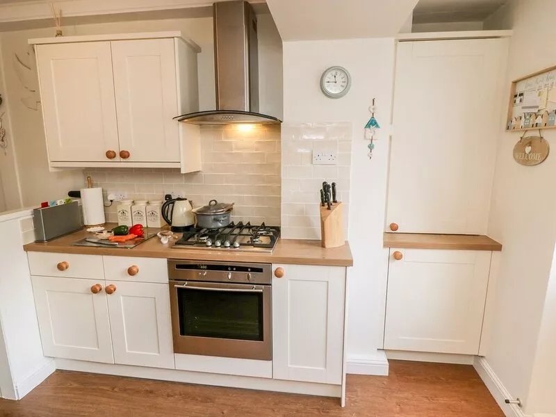 DOVE COTTAGE, pet friendly, character holiday cottage in Pickering