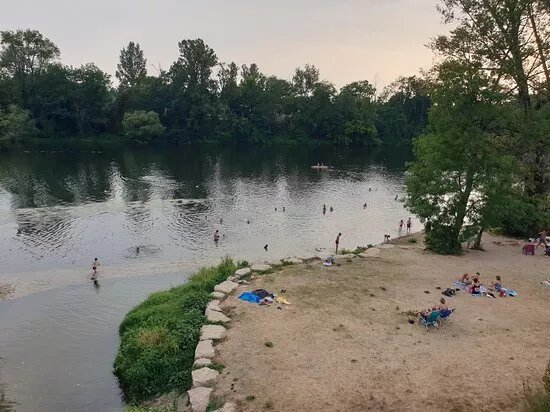 Plage au bord du Lot a Castelfranc