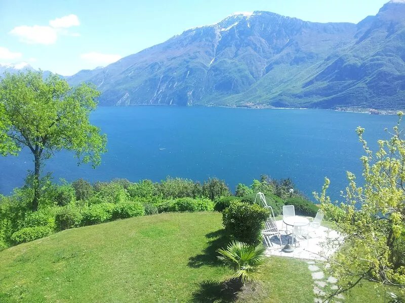 Villa with private pool and unobstructed sea and mountain view