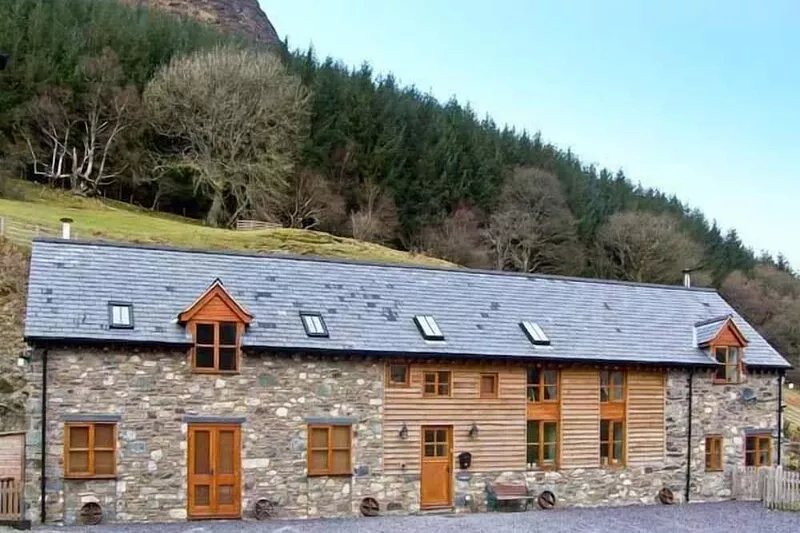 YSGUBOR PWLLIAGO, pet friendly, luxury holiday cottage in Llangynog