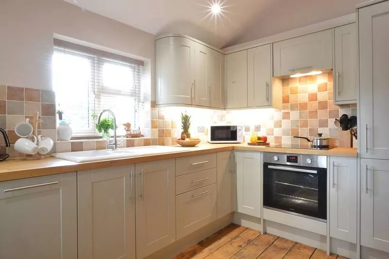1 TUNNS COTTAGES, RUSHMERE, NR BECCLES, pet friendly in Beccles