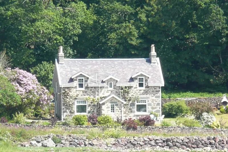 Spacious house, for upto 8, family & pet friendly, by the sea, with garden