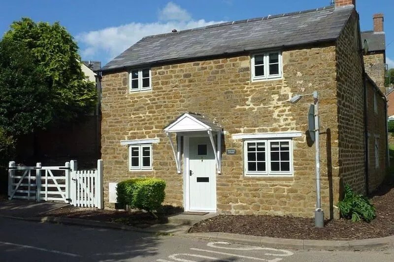 HOLLYTREE COTTAGE, pet friendly, with a garden in Hook Norton